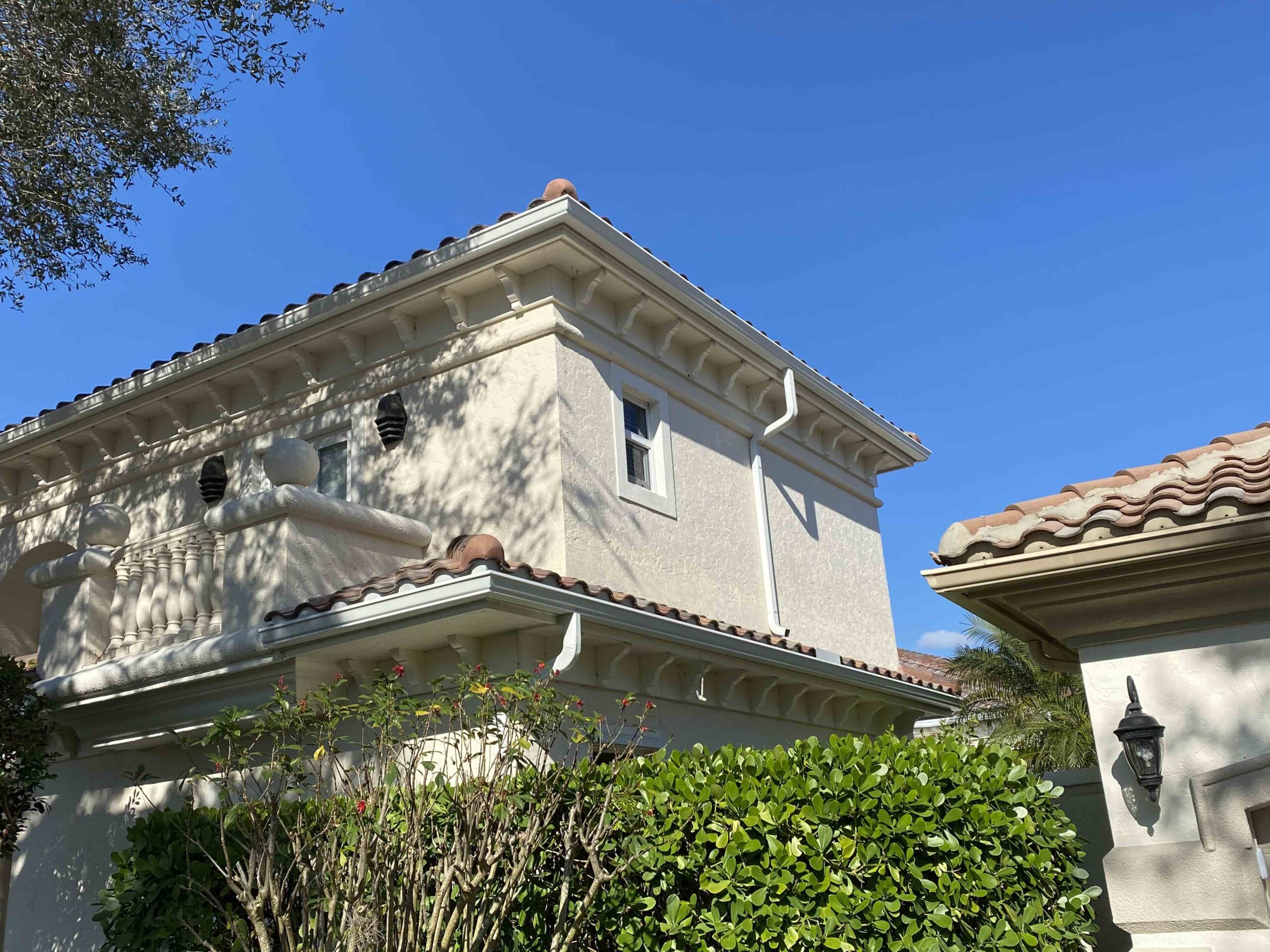 img-stucco-home-white-seemless-gutters-ft-myers